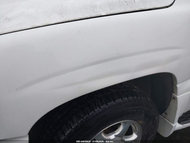 GMC Yukon Denali Image 4