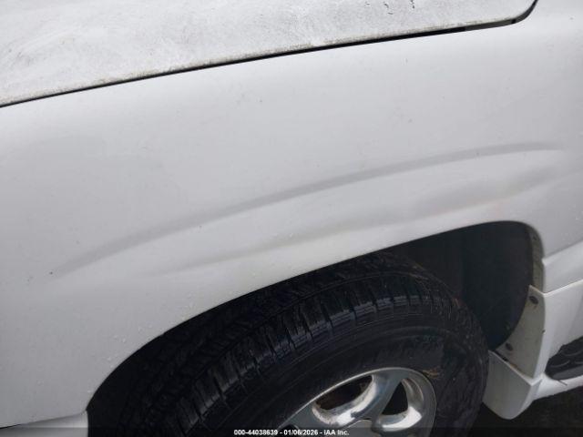 GMC Yukon Denali Image 4