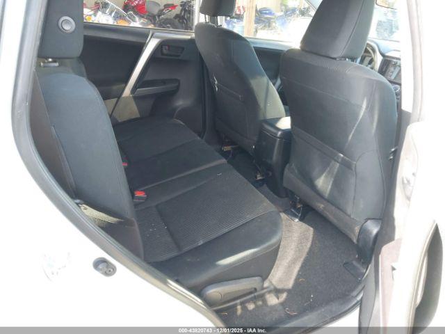 Toyota RAV4 Le Image 10