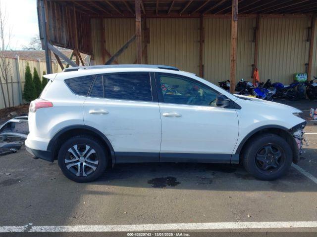 Toyota RAV4 Le Image 16