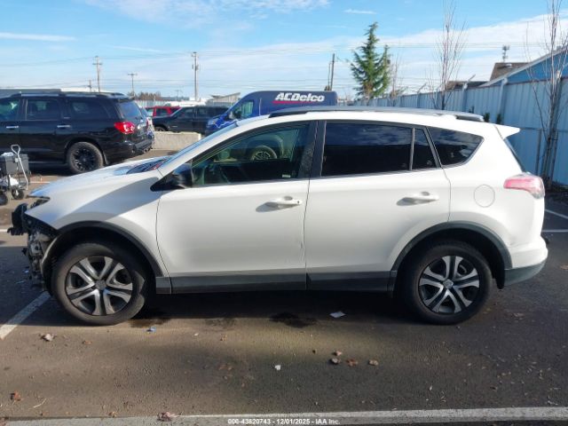 Toyota RAV4 Le Image 6