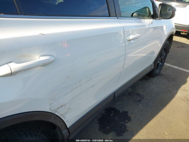 Toyota RAV4 Le Image 2